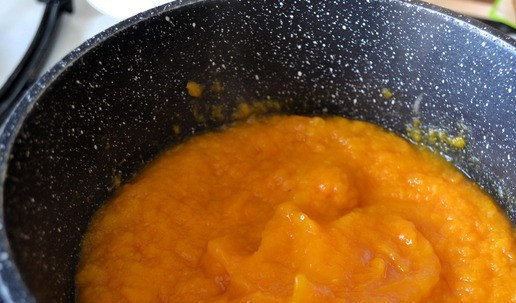 1. Этап. Каша из кураги: Курагу замочить на пару часов в холодной воде, промыть. Залить литром холодной воды, довести до кипения. Варить 10 минут на среднем огне. Кастрюлю снять с огня. Взбить блендером курагу до получения однородности.