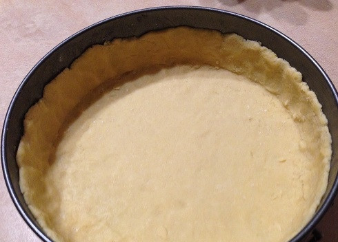 1. Этап. Неаполитанский чизкейк: 9. Форму для выпечки (24 см) смазываем сливочным маслом. Дно можно застелить пергаментом. И из отлежавшегося в холодильнике теста формируем основу для чизкейка. Высота бортиков основы у меня получилась 4,5 см.