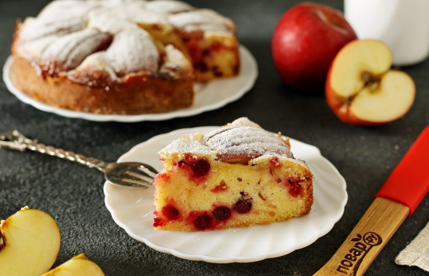 1. Этап. Бретонский пирог с клюквой и яблоками: Бретонский пирог с клюквой и яблоками готов. По желанию посыпьте пирог сахарной пудрой. Приятного аппетита!