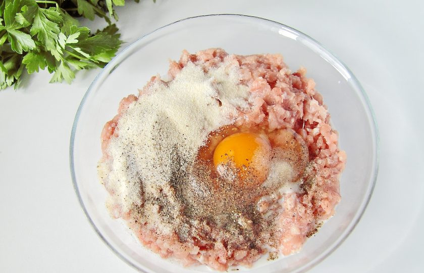 1. Этап. Котлеты по-мински: 2. К куриному фаршу добавьте одно яйцо, манку, 2 ст. л. молока, соль и перец по вкусу.
