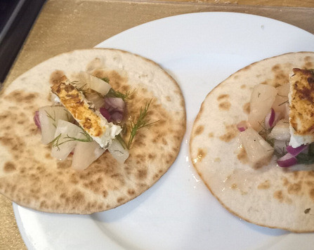 1. Этап. Печёная фета с ананасной сальсой: На такос выложить начала ананасную сальсу, а затем нарезанный на кусочки запеченный сыр Фета. Приятного аппетита