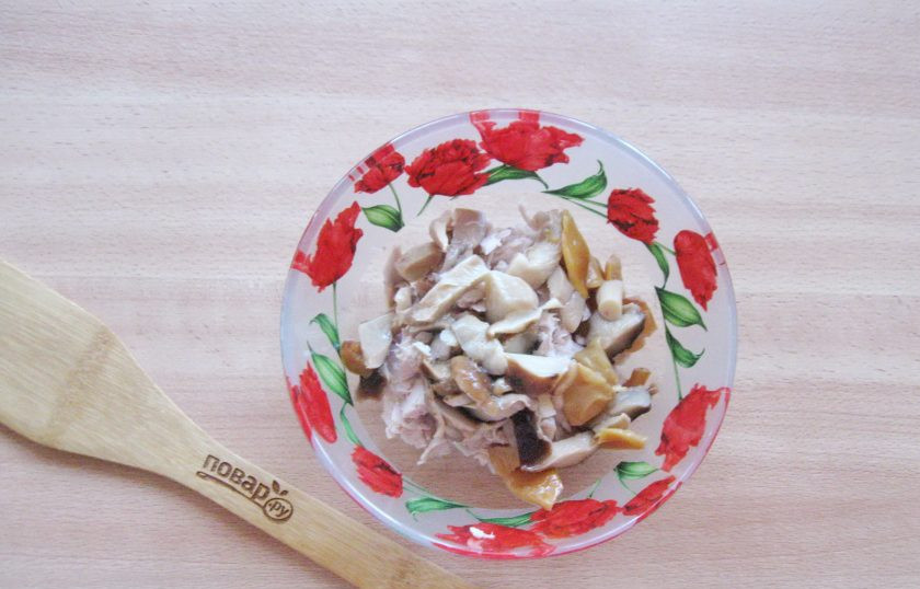 1. Этап. Салат Багратион: Добавьте нарезанные маринованные грибы.