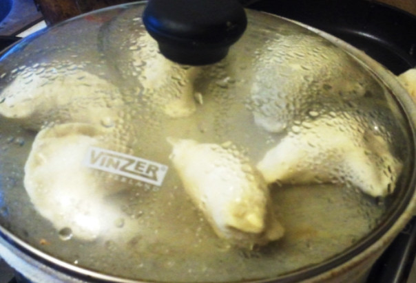 1. Этап. Дрожжевые вареники на пару: Когда вода закипит, выложите вареники на марлю, накройте крышкой и варите 5 минут.