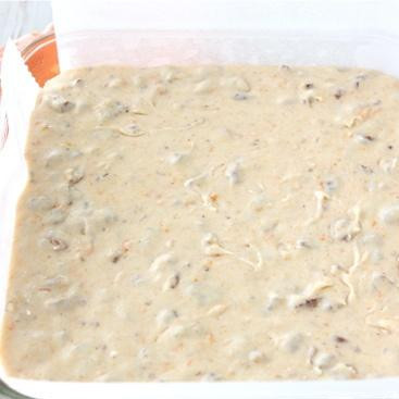 1. Этап. Помадка из сладкого картофеля: 6. Вылить массу в подготовленную форму и разровнять поверхность шпателем. Поставить в холодильник, пока помадка не затвердеет, примерно на 2 часа.