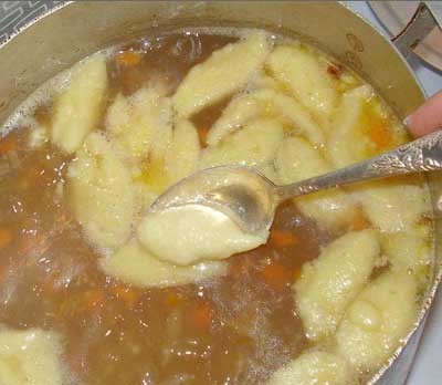 1. Stage. Gnocchi soup: Add potatoes to the water and salt. Then add pepper, cook for five minutes. Add onions and carrots, bring to a boil. Take a little dough with a teaspoon and dip in boiling broth. Add pepper, bay leaf. Cook for 5 minutes.