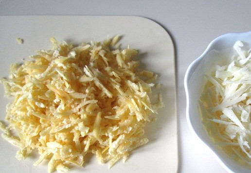 1. Этап. Салат с репой и сыром: Репу очистить. Она была крупновата, поэтому для салата хватило половины. Сыр и репу натереть на крупной тёрке.