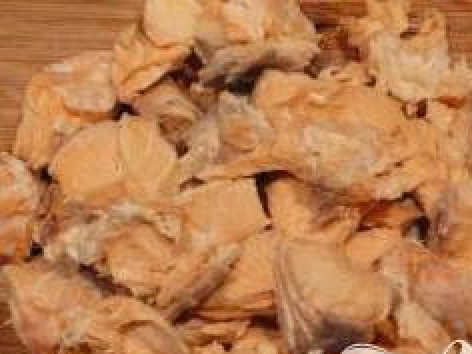 1. Этап. Рыбный суп с оливками: Тщательно помыть и почистить рыбу. Варить в кастрюле с водой в течении 25-30 минут. Готовую рыбу убрать из бульона, отделить мясо от костей, порезать на средние кусочки.