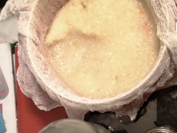 1. Этап. Капустный квас: Когда квас закончит бродить, процедите его через марлю. Часть жмыха можно оставить в качестве закваски – она хорошо сохраняется в холодильнике. В квас можно добавить немного меда и щепотку красного перца – тогда он станет просто изумительным.