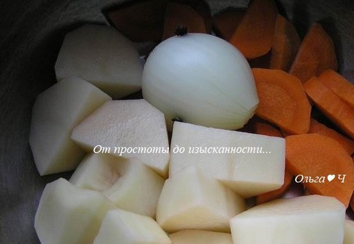 1. Этап. Индейка в сливочном соусе с овощами: Примерно за 30 минут до готовности индейки нарежьте овощи средними кусочками, в лук воткните соцветия гвоздики, опустите в другую кастрюлю.