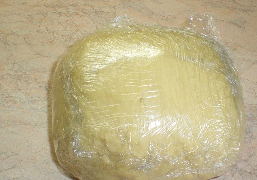 1. Этап. Хинкали с мясом: Готовое тесто заворачиваем в пищевую пленку и оставляем отдыхать минут на 40-50.