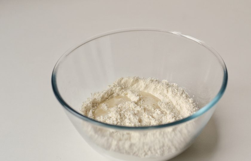 1. Этап. Пельмени Момо: Смешайте муку с солью, затем начните постепенно вливать воду.