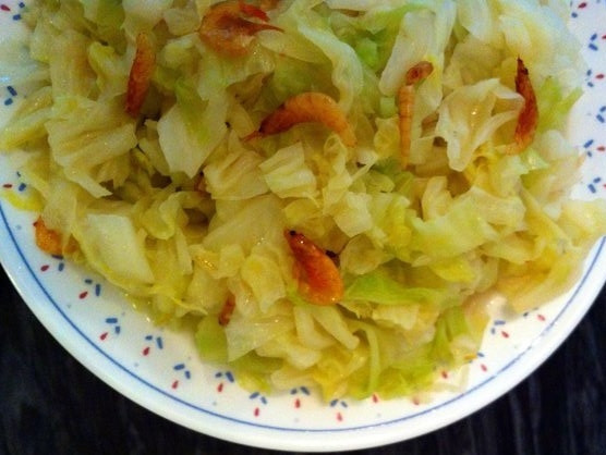 1. Этап. Сушеные креветки: 4. Добавьте к капусте креветки и перемешайте, подавайте блюдо сразу после приготовления.