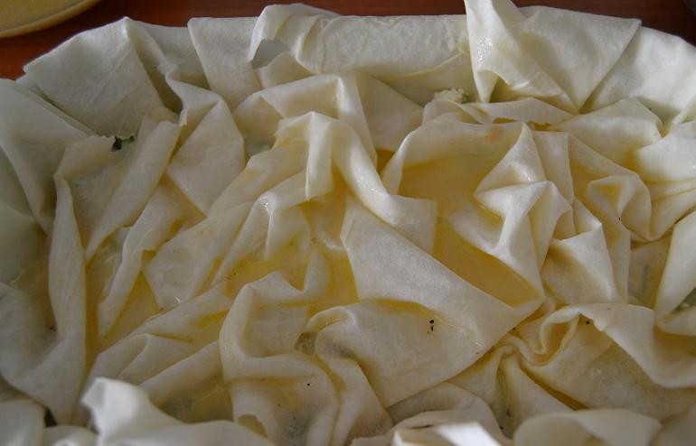 1. Этап. Берек с сыром: Теперь поливаем все приготовленной смесью из молока, яиц и масла.