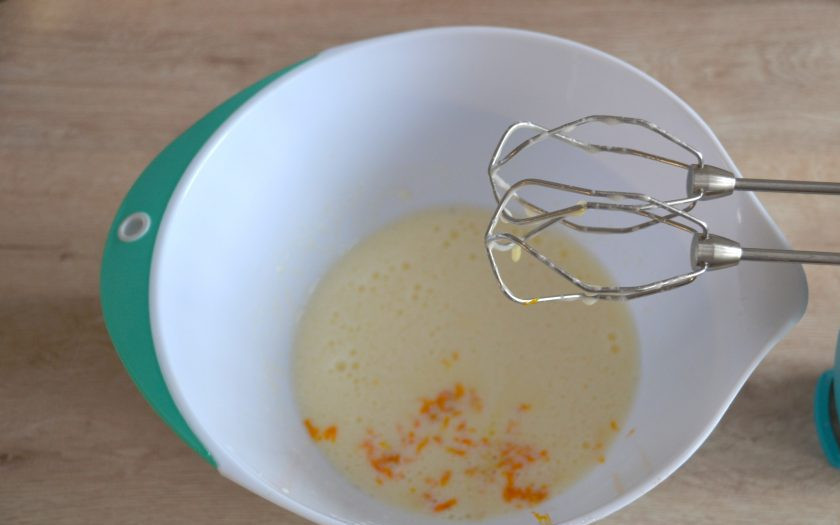 1. Этап. Апельсиновый ганаш: Добавьте в тесто апельсиновую цедру и апельсиновый сок.