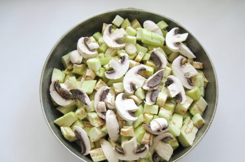1. Этап. Икра из баклажанов с шампиньонами: Шампиньоны очистите и нарежьте. Выложите в сковороду.