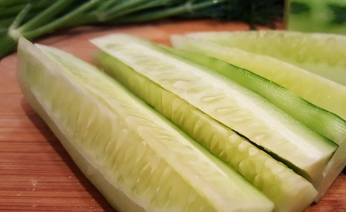 1. Этап. Огурчики в мешочке: Огурчики промойте под прохладной проточной водой, нарежьте их вдоль (на четвертинки или мельче). Берите крупные, созревшие плоды. Если кожура слишком твердая, просто снимите ее предварительно овощечисткой.