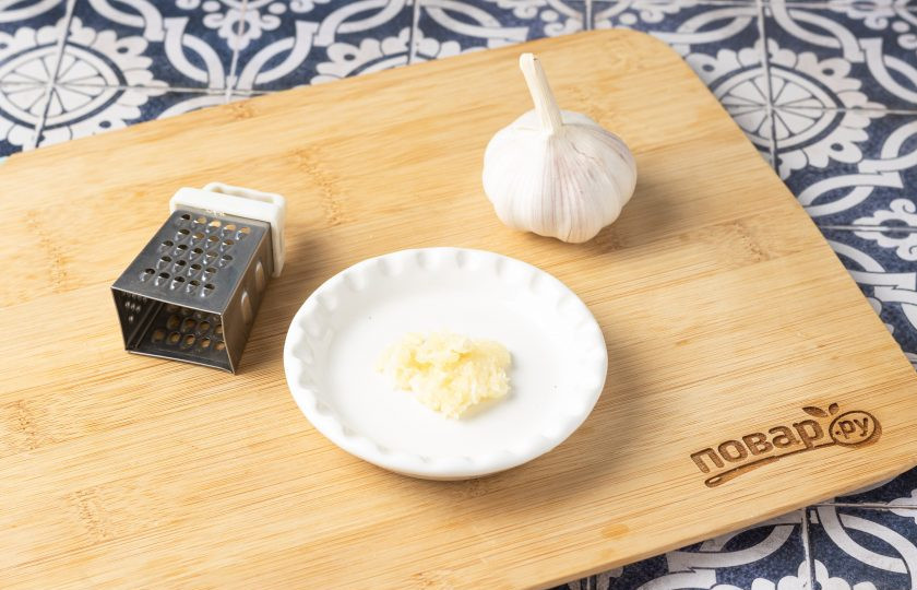1. Этап. Соус для греческого салата в домашних условиях: Чеснок очистите и мелко измельчите.
