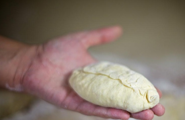 1. Этап. Пирожки, жареные на сковороде: 9. Теперь самое время отправить в тесто начинку. Это может быть что угодно - картофельное пюре, тушеная капуста, рис с фаршем, свежие или консервированные фрукты. Аккуратно выложить начинку в центр теста и залепить края.