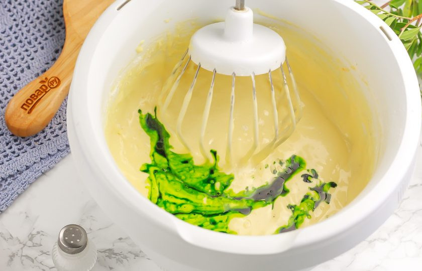 1. Этап. Торт Змейка на Новый год: Влейте в бисквитное тесто и перемешайте, чтобы оно окрасилось в светло-зеленый цвет.