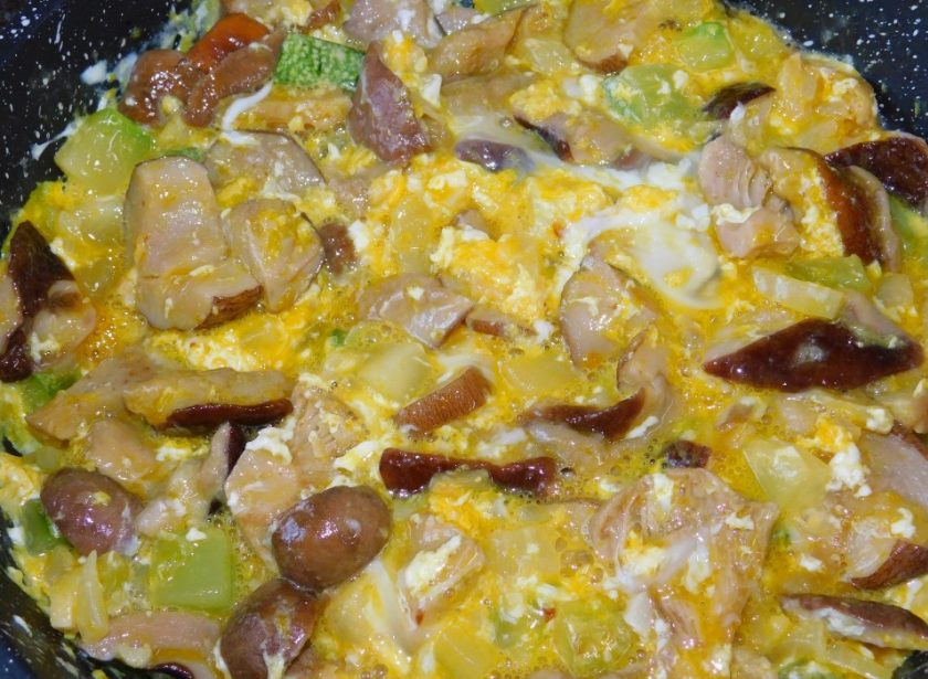 1. Этап. Кабачки с грибами в омлете: Залейте все смесью молока с яйцами. Добавьте по вкусу соль и специи. Накройте крышкой и на маленьком огне доведите до готовности.