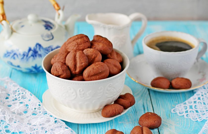 1. Этап. Печенье кофейные зерна: Достаньте готовое печенье, полностью остудите.