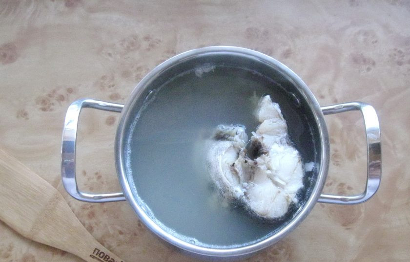 1. Этап. Томатный суп с треской: Доведите до кипения, снимите пену и варите рыбу на самом минимальном огне 25 минут.