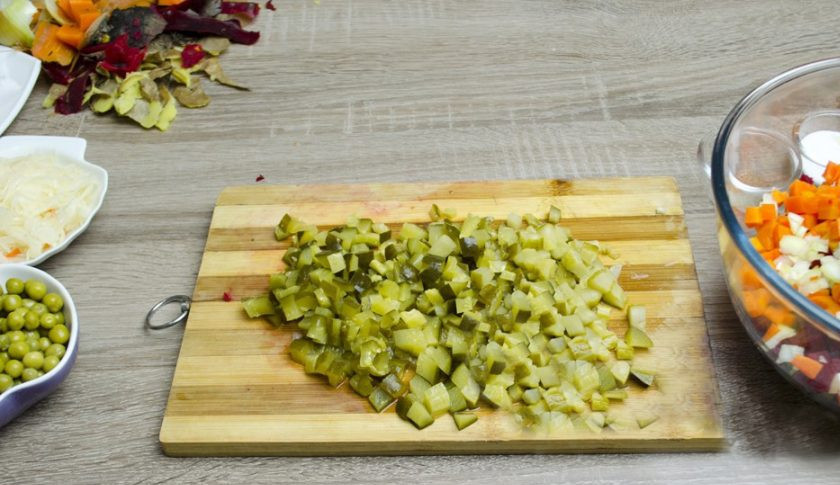 1. Этап. Винегрет Простой: Если у вас огурцы тонкокорые, кожуру можно не снимать, нарежьте кубиком и отправьте в салатницу к остальным овощам.