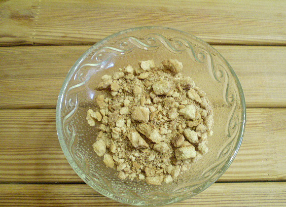 1. Этап. Сметанный десерт с ягодами: Посыпьте печеньем крем.