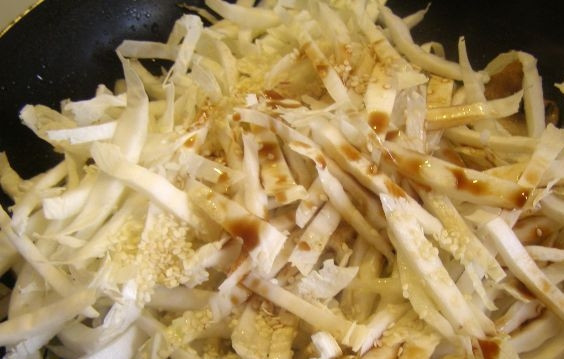 1. Этап. Салат с пекинской капустой и свежими грибами: Затем добавьте кунжут, капусту, соевый соус и оставшееся масло. Готовьте всё вместе ещё 2 минуты. Не забывайте мешать.