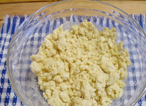 1. Этап. Печенье на сливочном масле: 7. Начинайте вилочкой вмешивать муку в тесто.