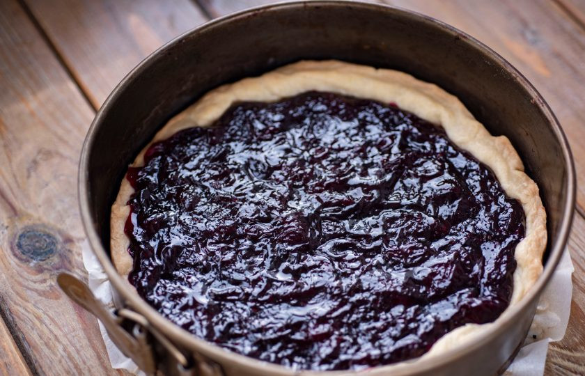 1. Этап. Пирог с замороженной вишней и безе: Достаньте форму с основой и ягодным слоем из духовки.