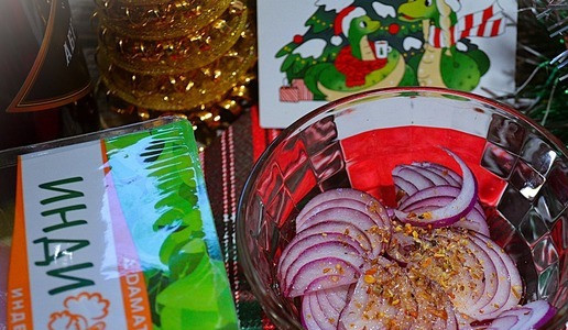 1. Этап. Индейка с ананасами на гриле: Замариновать в виноградном уксусе лук, добавив смесь перцев. Убрать в холодильник.