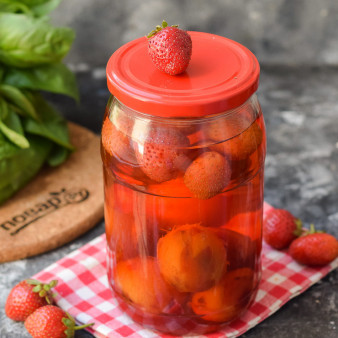 Компот из клубники и сливы на зиму