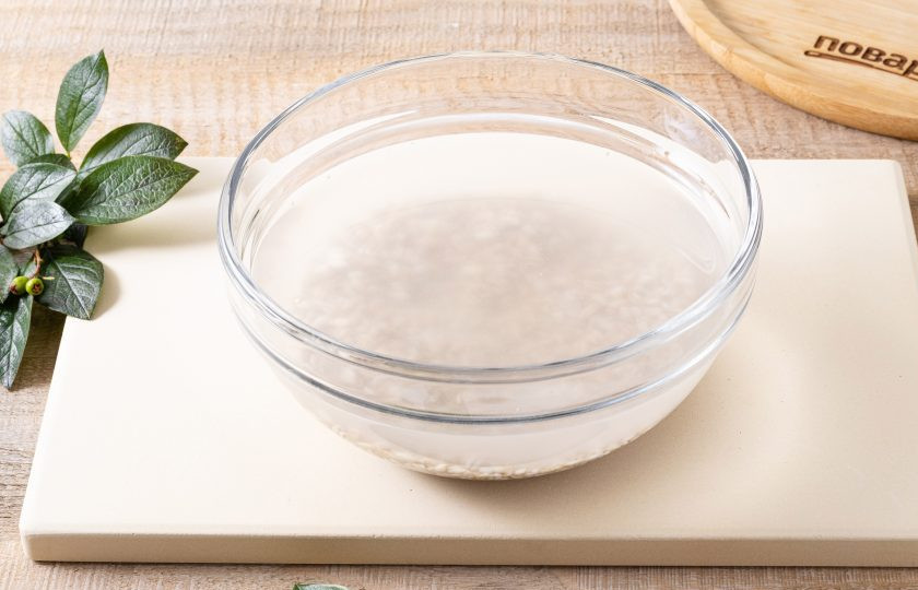 1. Этап. Сладкая перловая каша: Перловку предварительно замочите на ночь, затем промойте в чистой воде.