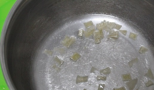 1. Этап. Десерт Жгучая нежность: Имбирь очень мелко порезать. Сложить в ковш. Влить 100 мл воды.