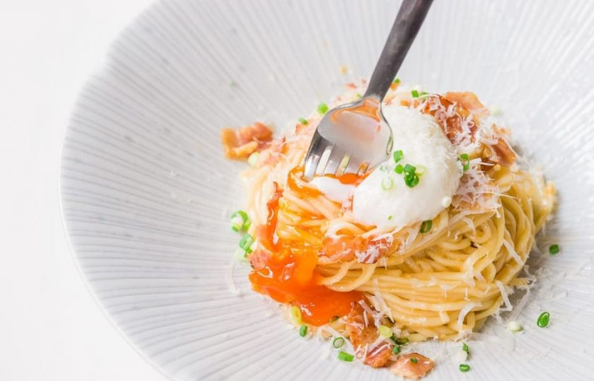 1. Этап. Соус Карбонара классический: Подавайте с тертым сыром и своими любимыми соусами.