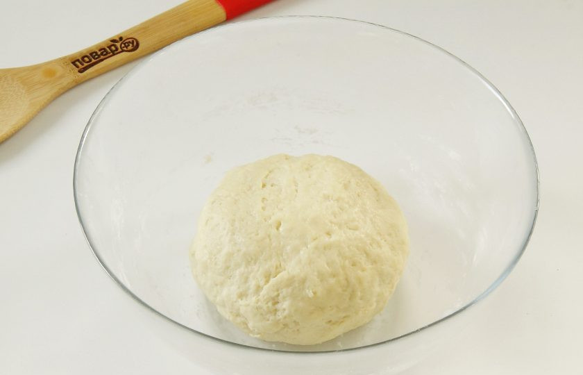 1. Этап. Пирог со сладким перцем и курицей: Замесите мягкое, не липкое тесто.