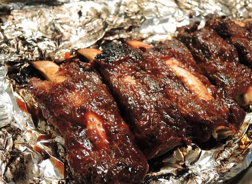 1. Этап. Телячьи ребра в духовке: Перед подачей ребрышки смажьте маслом и своим любимым соусом.