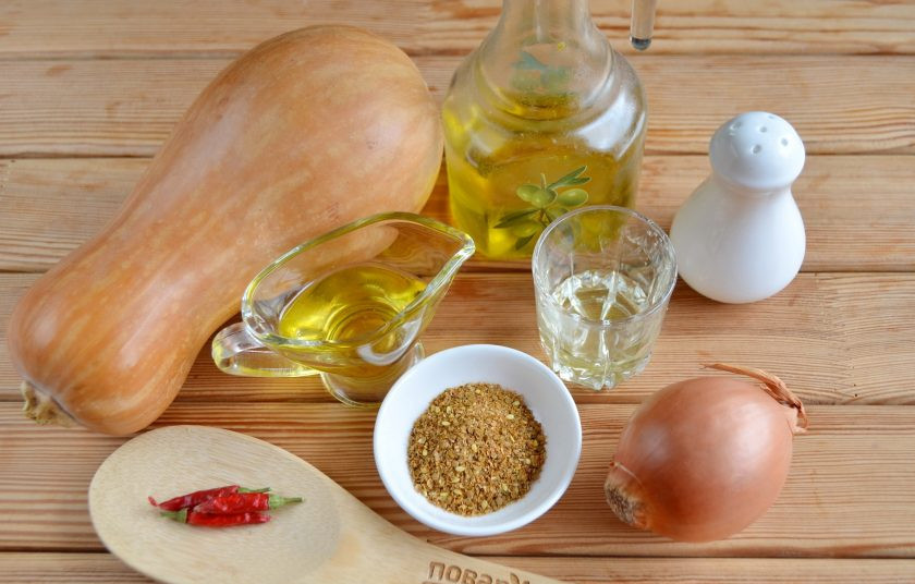 1. Этап. Тыква по-корейски: Подготовьте согласно списку ингредиенты салата. Тыкву вымойте и снимите кожуру, удалите внутренний край и семечки.