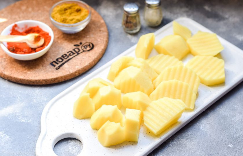 1. Этап. Хек с картошкой в мультиварке: Очистите картофель, вымойте и просушите. Нарежьте картофель крупными кусками.