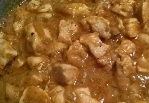 1. Этап. Гуляш из курицы: В готовое мясо добавить наш 