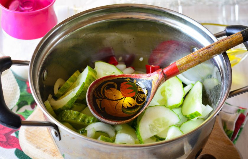 1. Этап. Салат из огурцов с перцем и луком на зиму: Влейте масло и уксус. Салат перемешайте и оставьте мариноваться на 30-40 минут на столе.