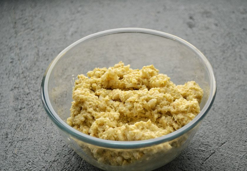 1. Этап. Котлеты из чечевицы и риса: Смешайте массу из мясорубки вместе с рисом. Добавьте специи, ещё раз все перемешайте.