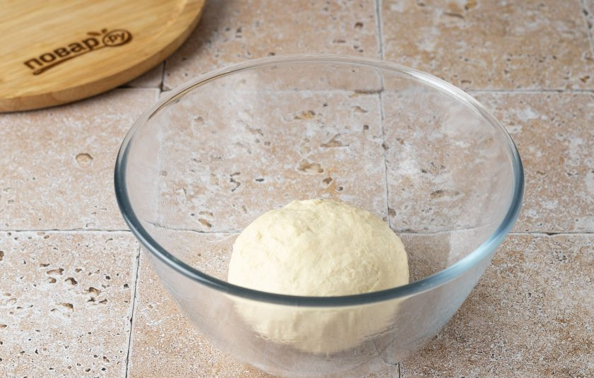 1. Этап. Овощная пицца: Замесите эластичное однородное тесто. Скатайте его в шар. Выложите в миску слегка смазанную растительным маслом. Накройте пленкой и оставьте в теплом месте на 1 час.