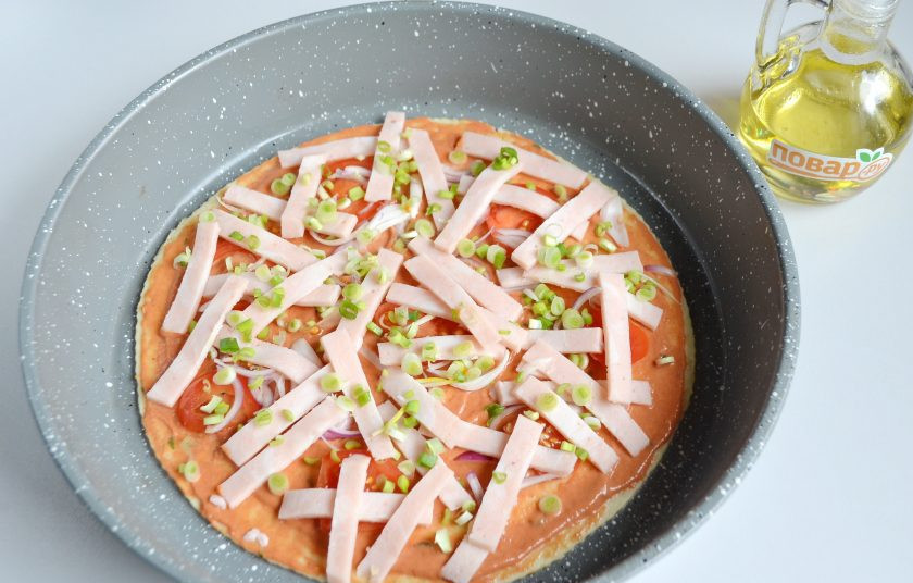 1. Этап. Пицца на сырном тесте: 6. Положите начинку. Я порезала тонко помидор, зеленый лук, ветчину.