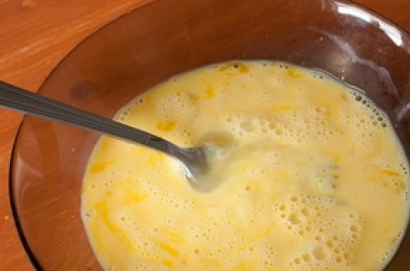 1. Этап. Рулет из фарша: 2 яйца смешать с половиной стакана молока. Добавить соль, перец, взбить.