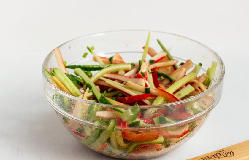 1. Этап. Салат Лайт: Перемешайте, дайте салатику настояться 5 минут и подавайте к столу.