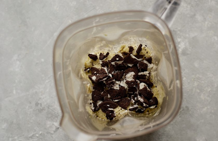 1. Этап. Веганское мороженое: Печенье раскрошите руками на мелкие кусочки. Добавьте в мороженое, аккуратно перемешайте.
