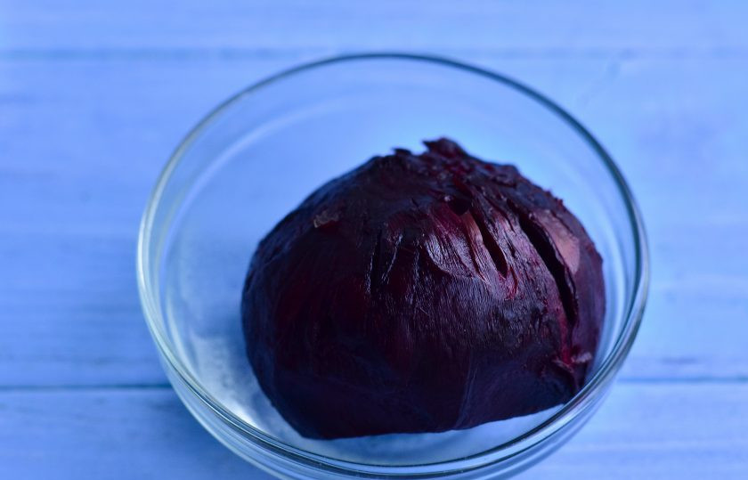 1. Этап. Салат из свеклы с уксусом: Запеките свеклу в духовке в течение часа, температуру установите 200 градусов. Очистите ее.