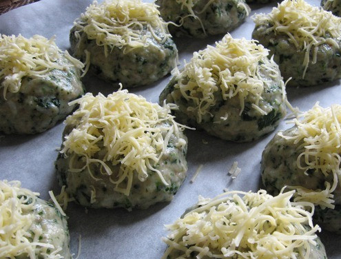 1. Этап. Куриные котлеты с рисом: Посыпьте котлеты на противне тертым сыром и запеките в духовке в течение 30 минут при 180 градусах.